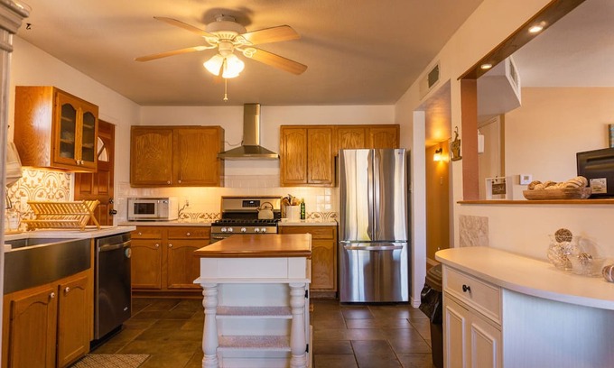 Alamogordo Cottage | Alamo Cottage - 1 Gig Internet, King Bed, Southwest decor, Fully stocked kitchen