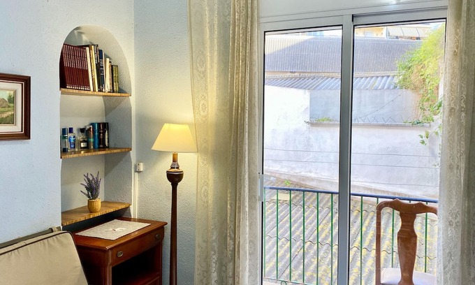 Tarragona House | Big room for a couple and a friend in the city center in front of Tarraco Arena.
