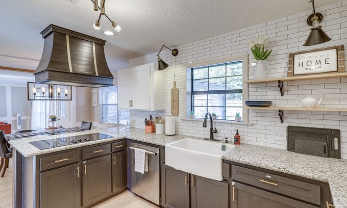 Klein Cottage | Spacious Spring Retreat w/ Heated Pool & Spa!