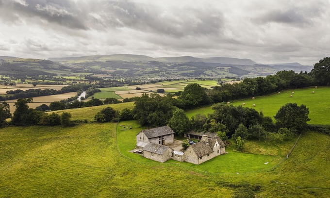 Westbrook Court House | Large 6 bedroom holiday home close to Hay on Wye - with incredible views