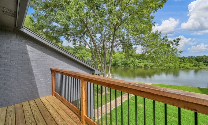 Montgomery House | ★★ LUXE LAKEFRONT RETREAT- 8 Beds - Firepit + Family Friendly! - Boat Launch ★★