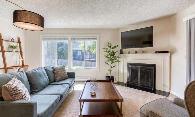 Moss Bay Apartment | Outstanding Kirkland 2BR w/ Deck & Yard, nr Waterfront, by Blueground