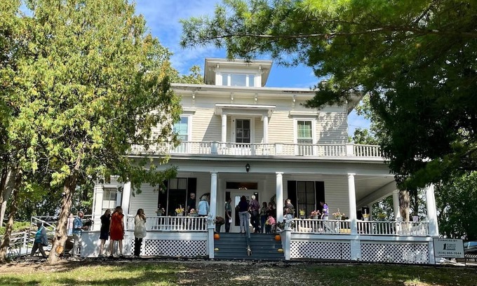 Janesville Bed & Breakfast | Century Elms Bed and Breakfast