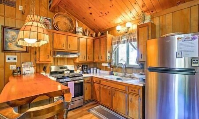 Upper Moonridge Cabin | Ridgecrest Mountain Retreat