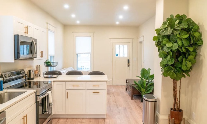 Urbana House | Updated 2 BR/1 BA Free Parking