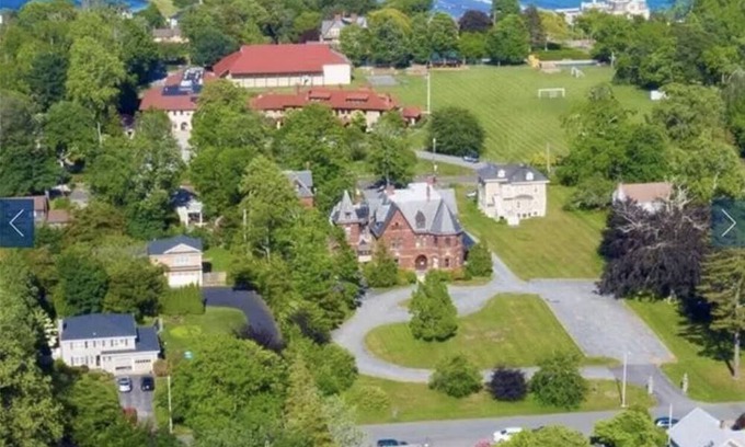 Top of the Hill House | Lovely 4 bdrm home- perfect location- walk to beach and town. Parking/EV Chrgpnt