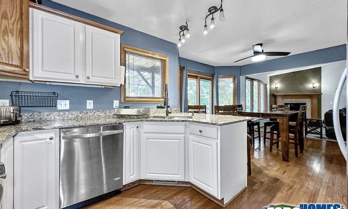 Pleasant Hill House | Executive house just 10 min Downtown Des Moines 5BR 3 1/2bath 2car Indoor garage