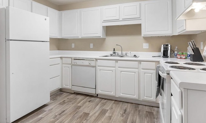 Pearl River Apartment | Modern Apartment in Prime Location (ID1402X064)