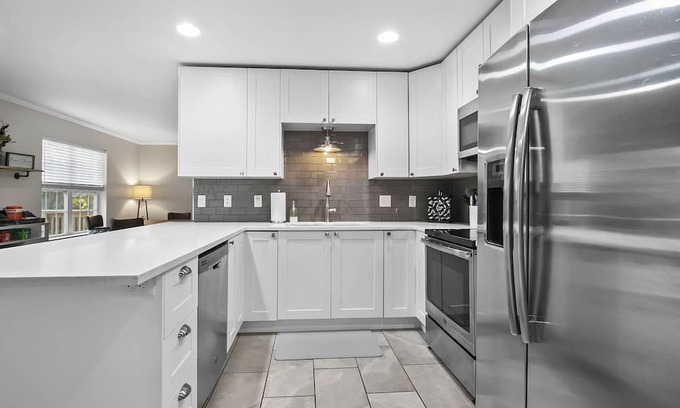 Green Bay House | The Hilltop Hideaway with Hot Tub