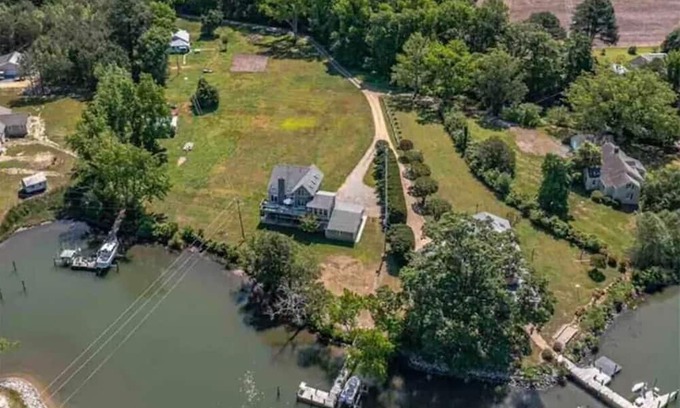 Kilmarnock House | Enjoy fishing on private dock, kayaks, piano!