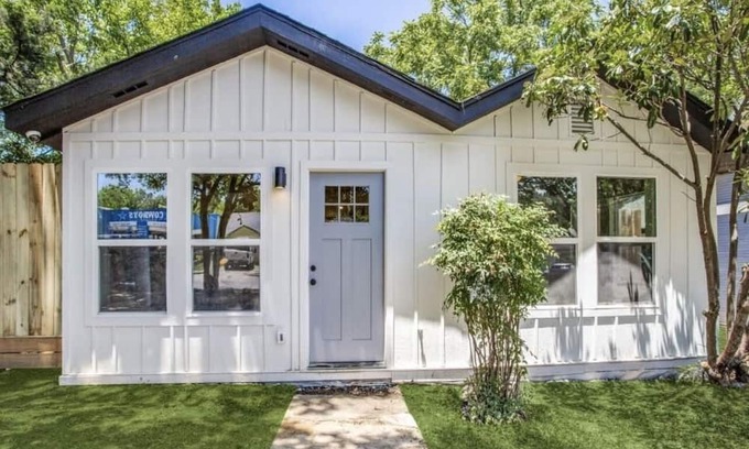 Oak Cliff House | Modern 3 Bedroom Home near bishop arts