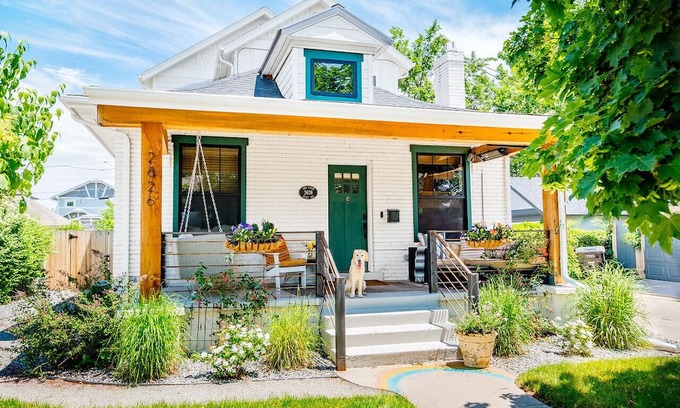 Sloan Lake House | Gorgeous remodeled Bungalow with front and backyard space- walk to restaurants!