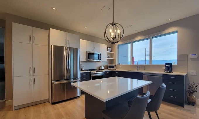 Southwest Mission House | Cozy getaway with panoramic lake view