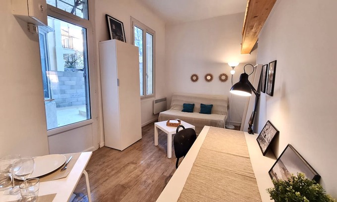 1st Arrondissement Apartment | Mezzanine studio in inner courtyard