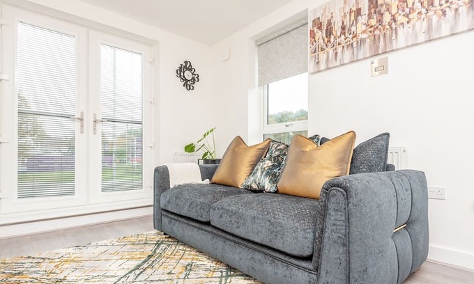 Chapeltown House | Pass the Keys | Modern Haven with Juliet Balcony