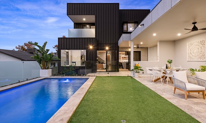 Albury House | Luxurious urban oasis with pool in Central Albury