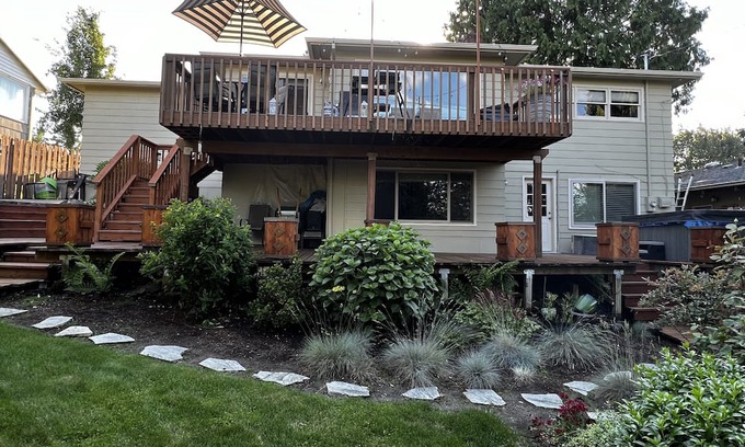 Milwaukie House | Milwaukie home, walking distance to downtown Milwaukie and MAX train.