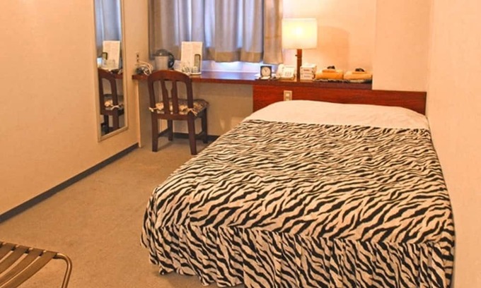 Togura Kamiyamada Onsen House | Double Spacious 180cmwide queensize bed Smoki / Chikuma Nagano