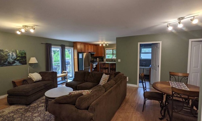 Tofino House | Salal Forest - Cottage 10 minutes walking distance from the beach. Dog friendly