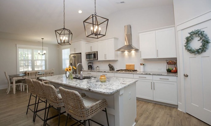 Aberdeen House | Sleeps 8! on Highway 5