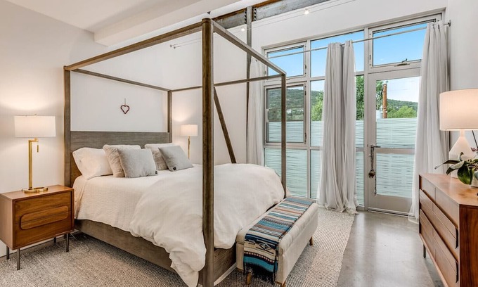 Emma Condo | Chic Modern Living in Basalt. Artist studio optional and pet friendly!