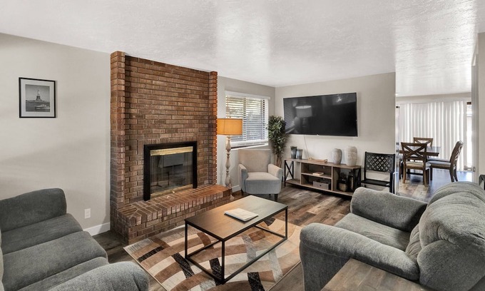 Canyon Rim House | New Listing! Comfy, Convenient, Clean, SHOP, SKI, DINE, HIKE, Free Ski Rental & Activities Included!