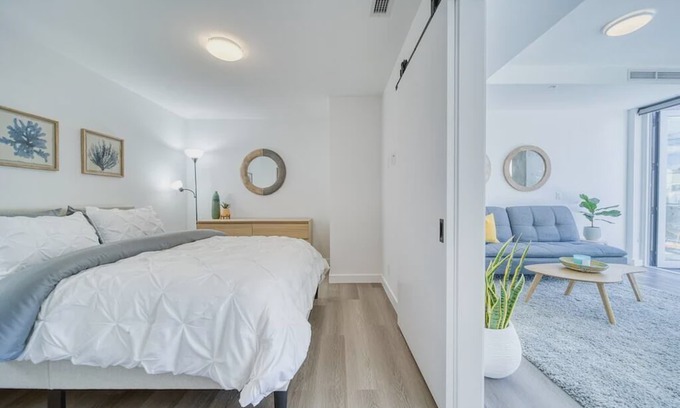 Kensington Condo | Bright & Beautiful Condo with Walkout Patio