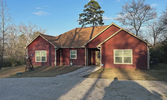 Oakhurst House | Trinity River Front home with gorgeous views! Pet Friendly