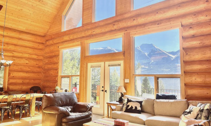 Golden Ski Chalet | Spectacular mountain views in beautiful log chalet
