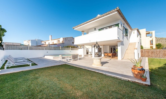 Les Palmeres Ski Chalet | A perfect location villa for holidays with AC and private pool