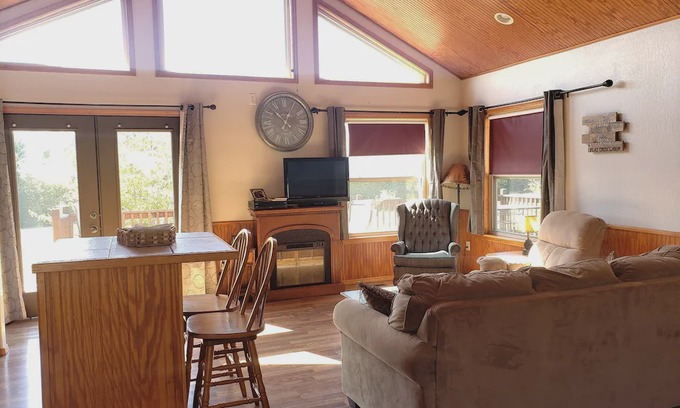 Hatton Cabin | Secluded cabin w/big wrap around deck minutes away from Cossatot River