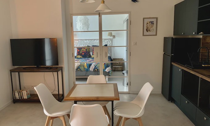 Vergeze Apartment | LITTLE CORNER OF PARADISE