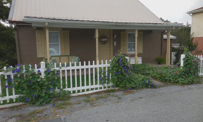 Athens House | BACK TO THE 50'S GUEST HOUSE