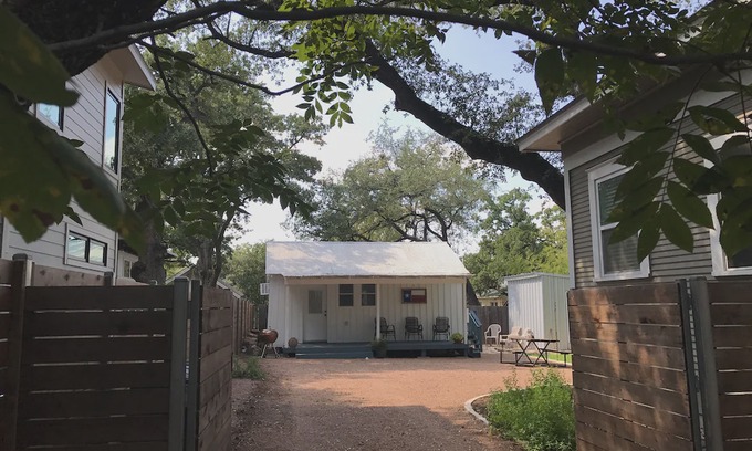 Westfield Cabin | Walking distance to Zilker Park, ACL, and so much more!