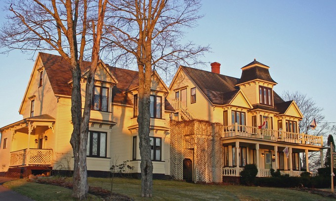 Parrsboro Hotel | The Maple Inn