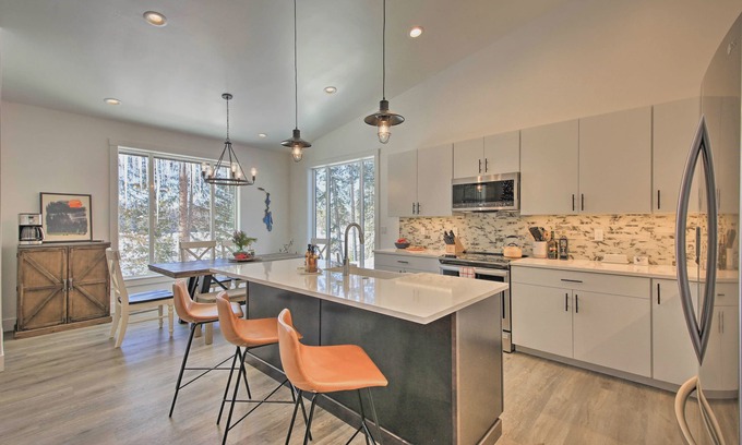 Priest River House | Elegant Priest Lake Townhome about 1 Mi From Lake