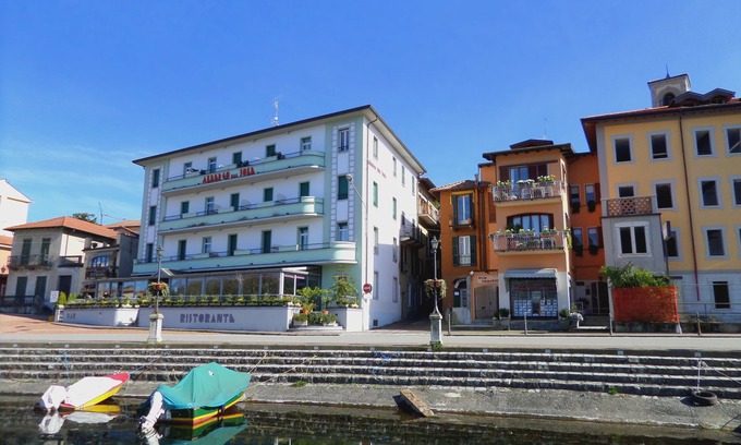Porto Valtravaglia Hotel | Albergo Del Sole