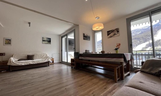 La Salle-les-Alpes Apartment | 50m from resort center, 8th floor, view ski slopes, balcony, tv, ski locker, 38m², Serre Chevalier