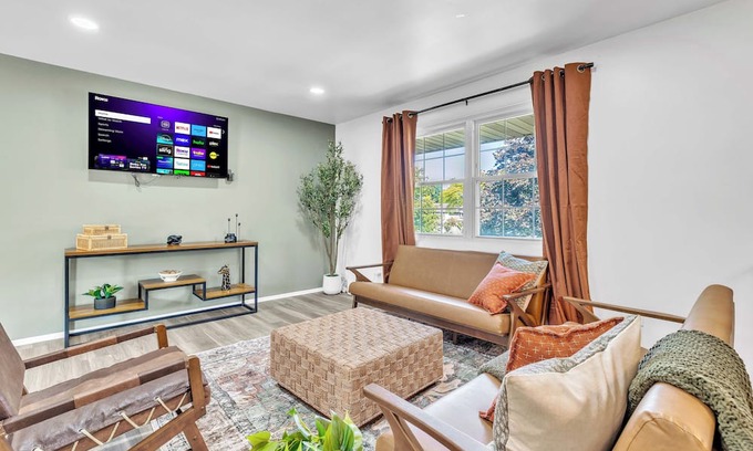 Forestview House | Modern 4BR Home Near Chicago Sleeps 10 Pets OK