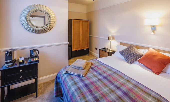 Padfield Apartment | Located in the heart of Glossop in the High Peak, Westwood Boutique Aparthotel combines comfort with convenience. Set against the breathtaking backdrop of the Peak District.