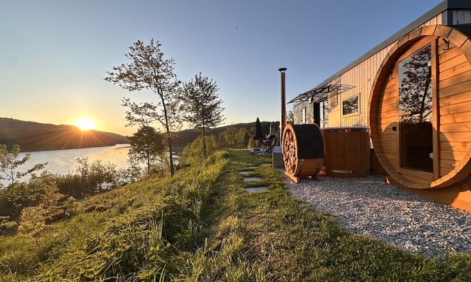 Neunburg vorm Wald House | Tiny Chalet by the Lake with Sauna & Hot Tub