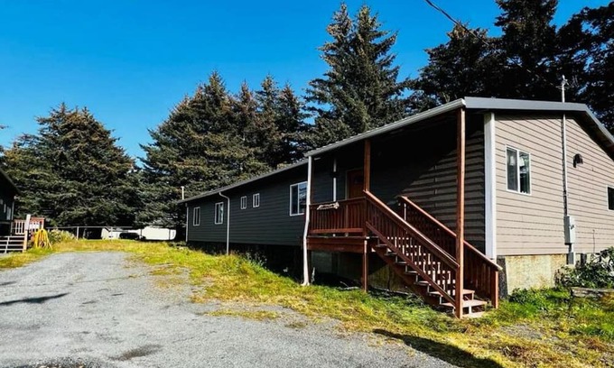 Chiniak Hotel | Pleasant 1-bedroom hotel near Pasagshak and the Olds River
