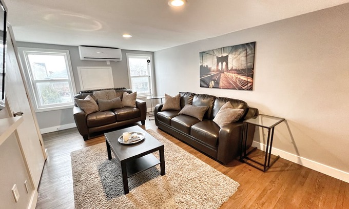 Walkerville Apartment | Modern Comfort Meets Convenience – 3BD-2BA Apartment in Windsor