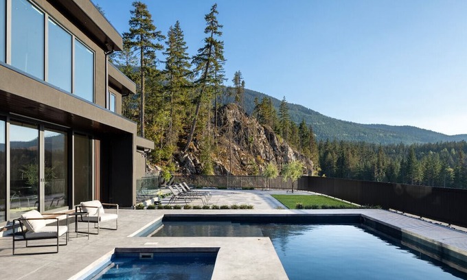 Sea to Sky Highway House | ★Modern 7 Bedroom Family Retreat w/Pool, Sauna & Mountain Views★