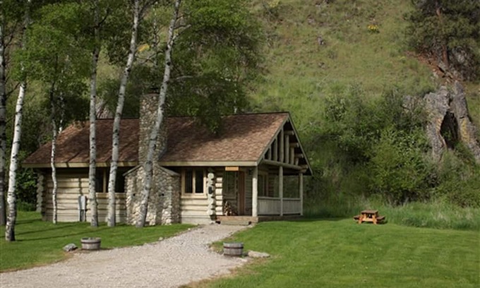 Darby House | Relaxing Glamping Vacation: Fantastic Log Cabin with a Hot Tub in Darby, MT