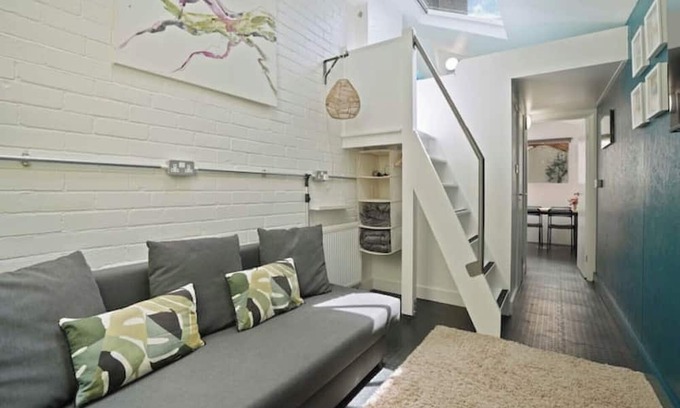 Hillsborough Apartment | Bright Stylish Apartment, 10 Mins to Peaks & City