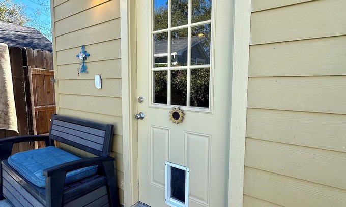 Hallettsville Apartment | Cozy studio with private garage parking in Hallettsville