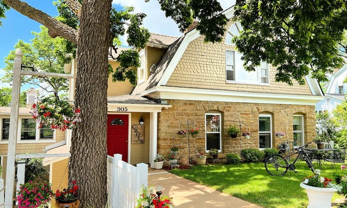 Osceola House | Marvelous 7-bedroom house overlooking the St. Croix River in Osceola