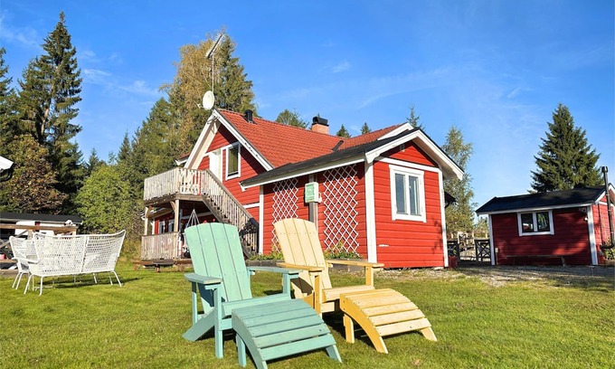 Kolsva House | Hus Bubbarsbo - Family vacation home by the lake with garden & canoe in Kolsva