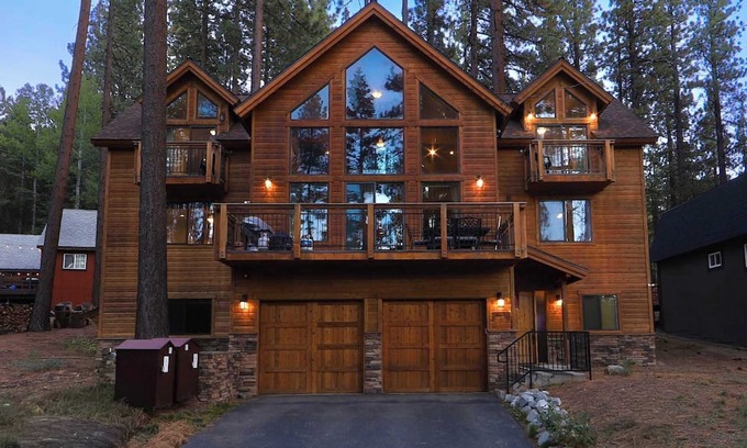 South Lake Tahoe Ski Chalet | The T-Pot – Chalet for 12